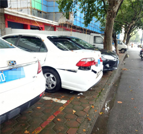 气炸了！车停在路边回来就被撞成这样！肇事者却无影无踪了