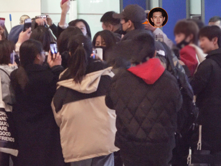 李现遭迷妹围堵场面混乱，仓皇爬上电瓶车“逃之夭夭”