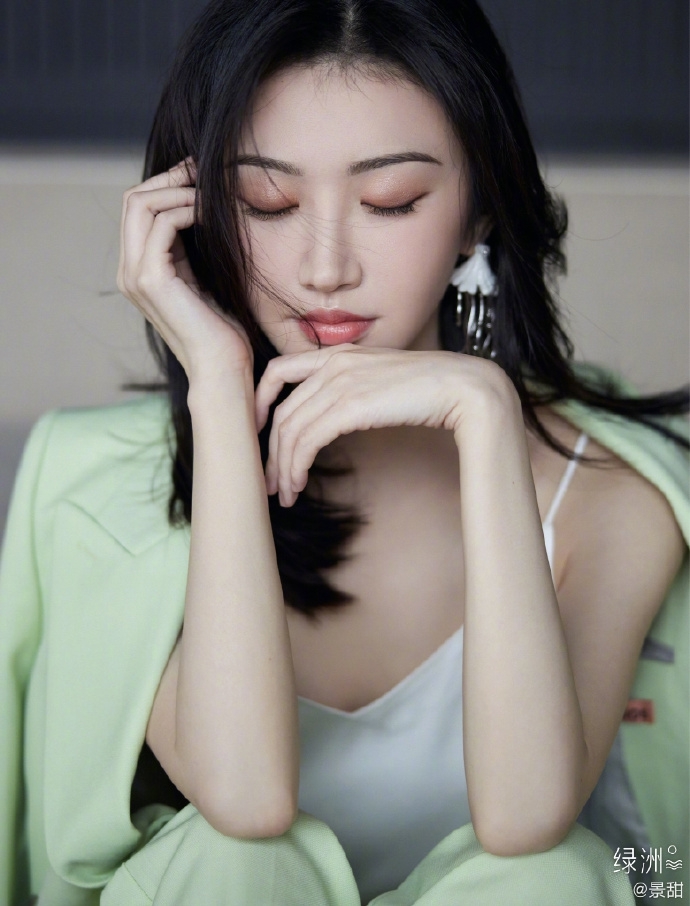 景甜解锁春日时尚穿搭 简约西装清新自然