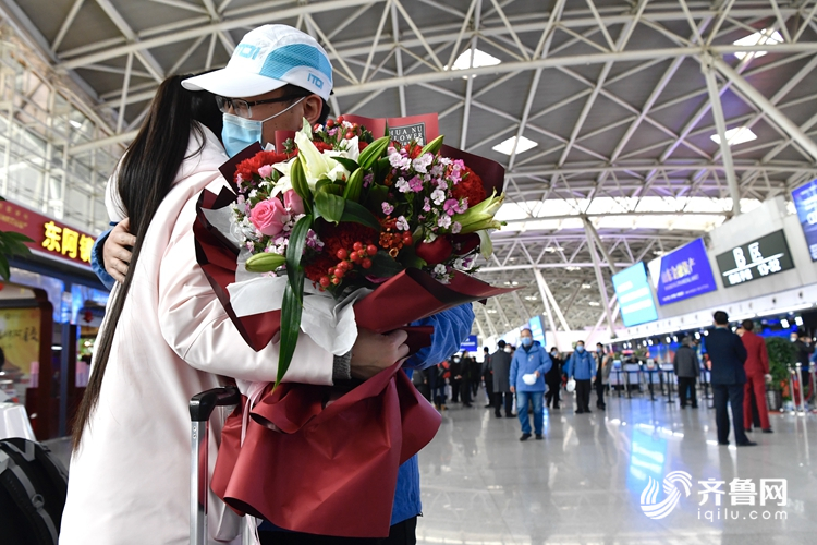 “回来我就嫁给你”，支援湖北推迟结婚 德州疾控刘维超机场浪漫求婚