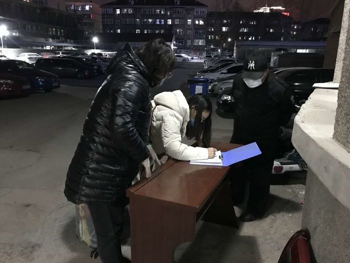 你到我也到!甸柳新村街道“三个到位”做好车站人员分流工作