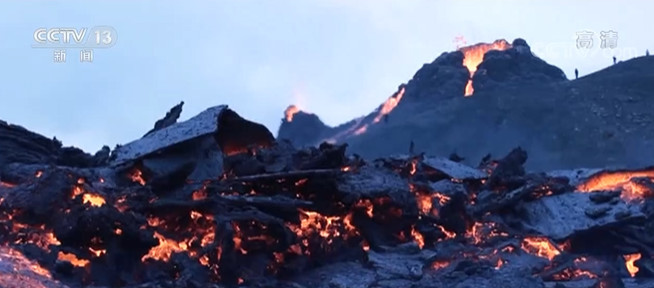 冰岛西南部火山喷发 熔岩流出场面壮观