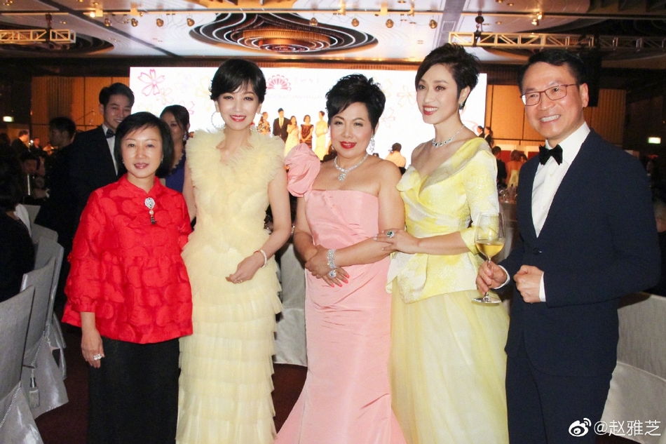 赵雅芝穿鹅黄纱裙现身晚宴 获丈夫儿子陪伴似公主
