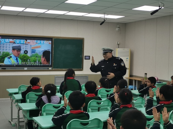 济洛路小学学子邀请交警叔叔来上一节安全课