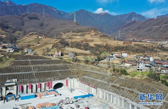 74个月穿越龙门山断裂带 成兰铁路重难点茂县隧道贯通