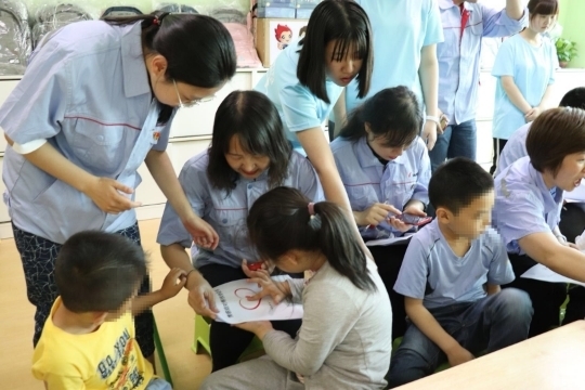 共绘童梦迎六一 济南康复机构携手爱心企业帮扶孤独者儿童