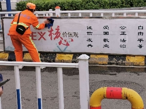 “城市家具”焕然一新！济南城管全力推进一体化综合保洁成效显著名