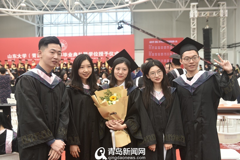 实拍山大青岛校区毕业典礼 家长组团观礼