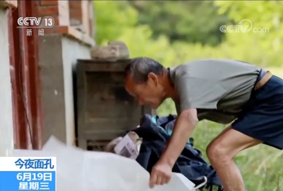 感动！七旬老人贴万张寻人启事寻找老伴:余生只为找到你！
