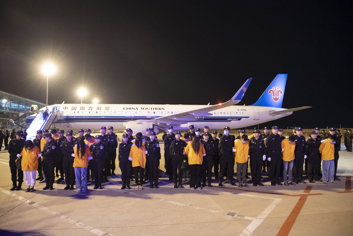 21名实施跨境裸聊敲诈的犯罪嫌疑人被山东警方押解回国