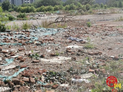 【啄木鸟在行动】章丘区柳岗路附近有渣土和建筑垃圾防尘网覆盖不全