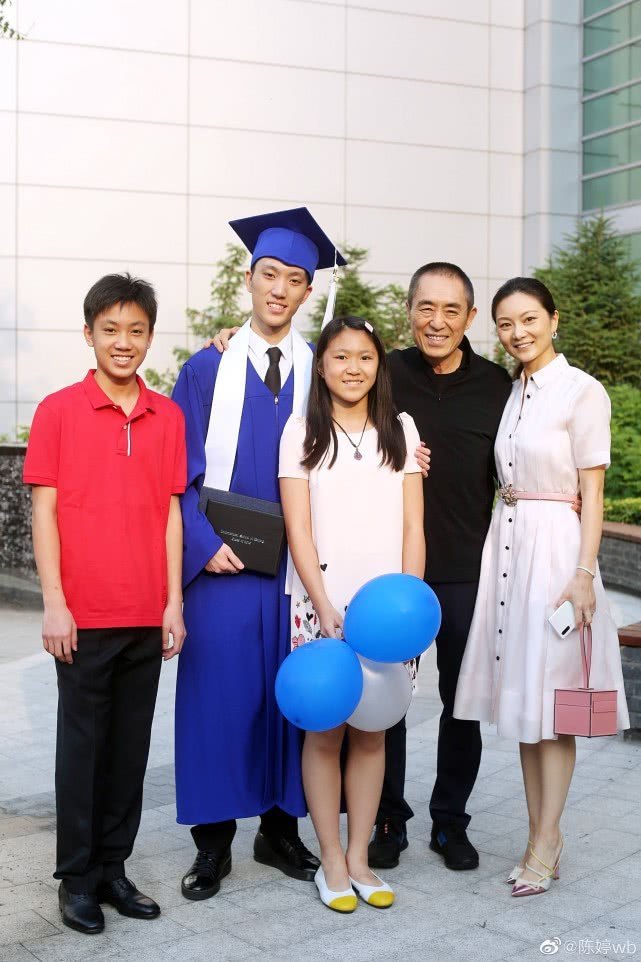 张艺谋长子首谈过去“不见光”生活，曝父亲为陪孩子乔装出门