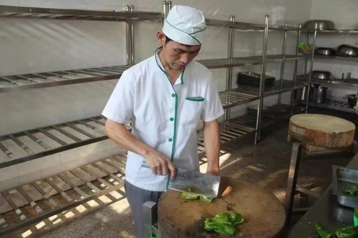 这个高校食堂火了！学生：爱上了食堂师傅的诗