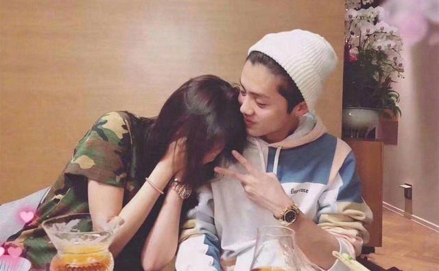 鹿晗关晓彤穿情侣装吃火锅，一前一后包裹严实低调现身