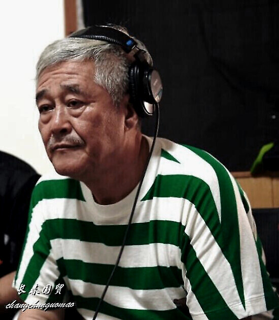 模样|赵本山25岁打架子鼓旧照曝光，模样青涩严肃认真