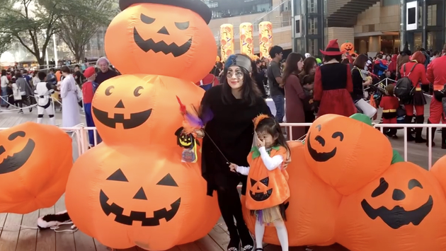 章子怡晒东京电影节vlog 收工后陪女儿醒醒