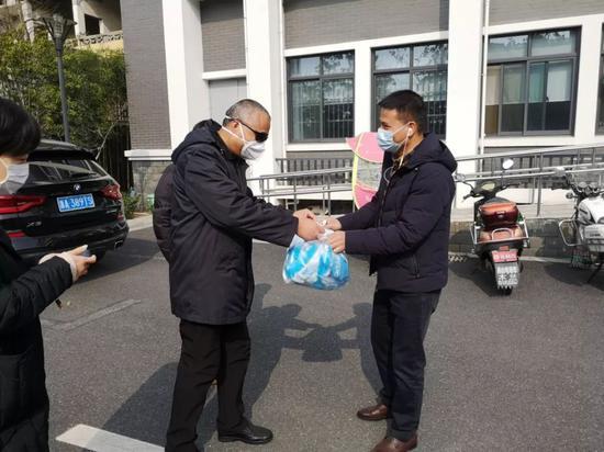 扛起党旗，他们走在疫情防控斗争第一线