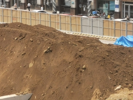【啄木鸟在行动】通普街一施工现场大面积渣土裸露