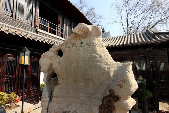 清澈明亮，如天垂镜！一起观赏五龙潭公园内天镜泉