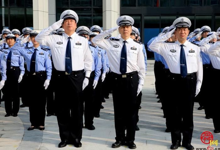 济南交警为祖国庆生 隆重举行升国旗仪式