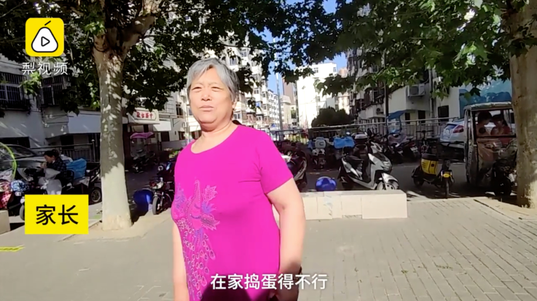 心疼又好笑！小朋友不想去幼儿园 老师连拖带拽扛进门：还想跑？