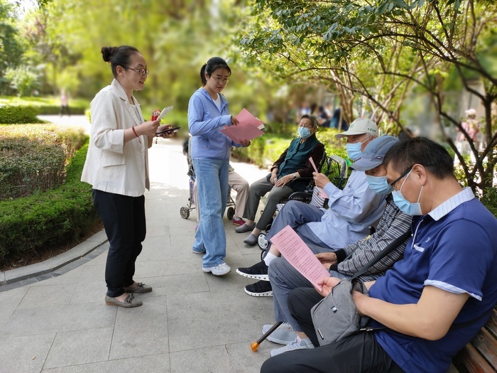 美好生活民法典相伴，燕山中学开展民法典有奖问答进社区活动