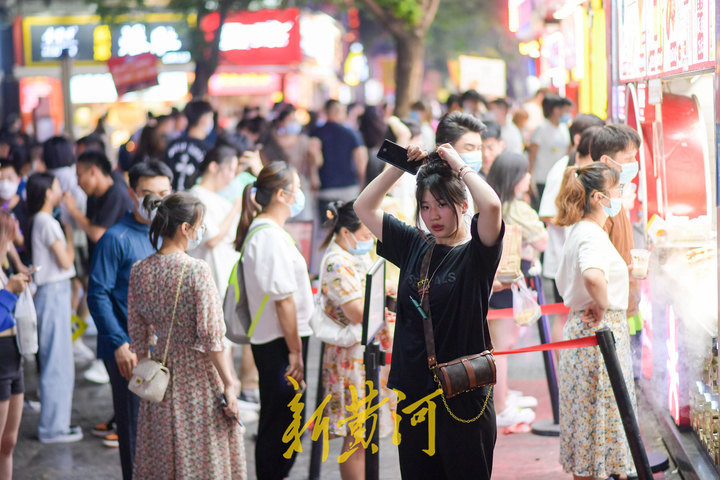 美食街元气满满 喧嚣热闹回归