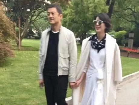 李亚鹏女友酒吧门口唱歌，两人许久未同框