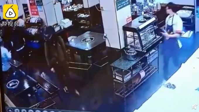 宜宾3.4级地震，顾客起身又坐下淡定用餐，地震来了如何逃生？