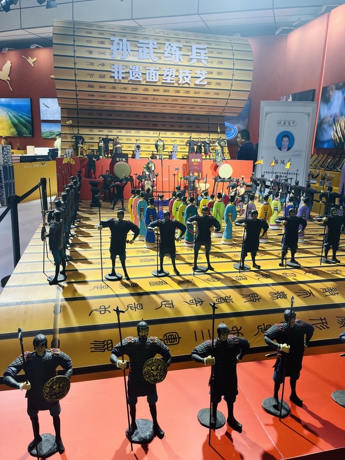用非遗技艺重现“孙武练兵”，国内最大综合场景面塑作品亮相文博会