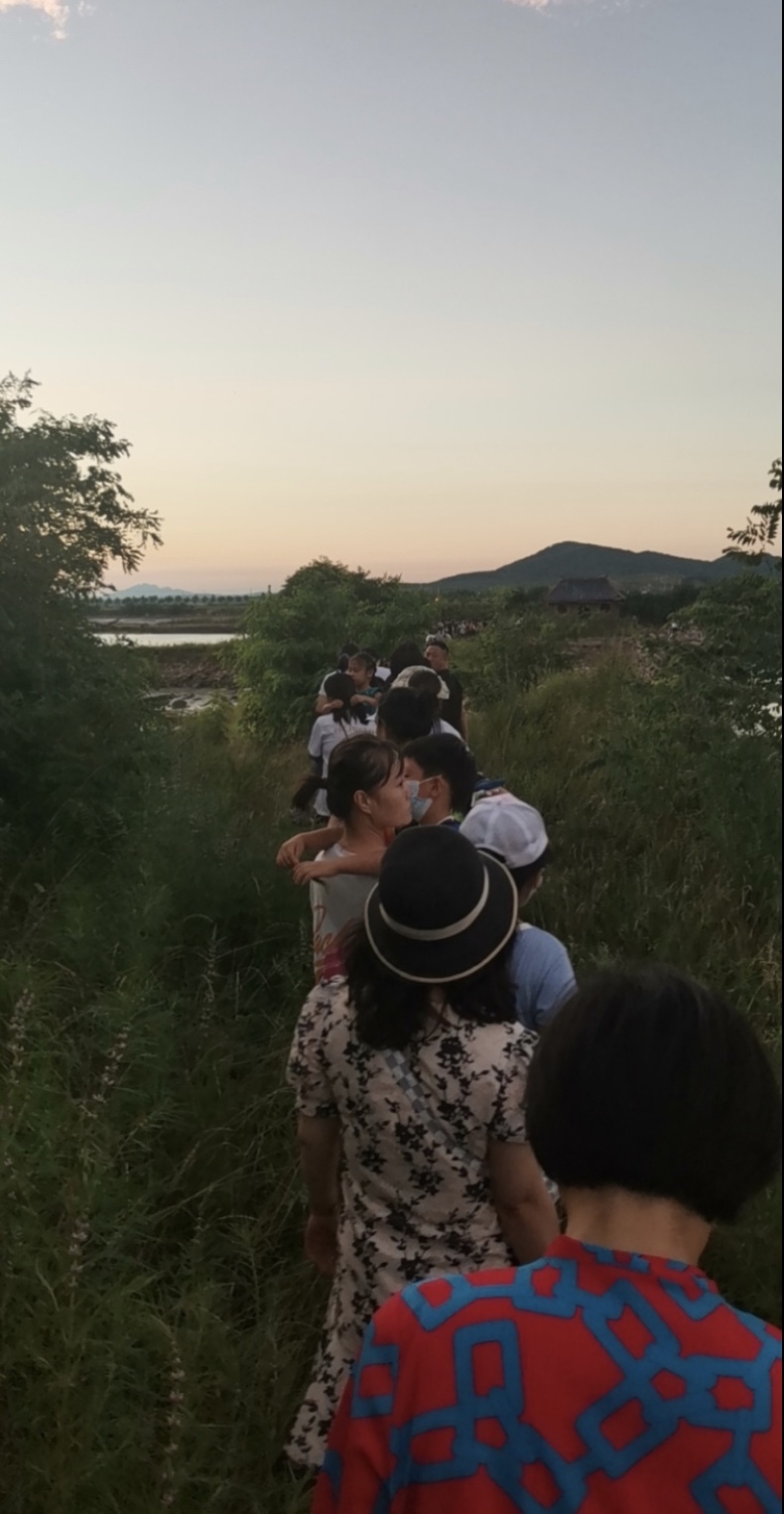 大连“网红赶海地”困住200余名游客：步行3小时撤离，最深积水到腰部