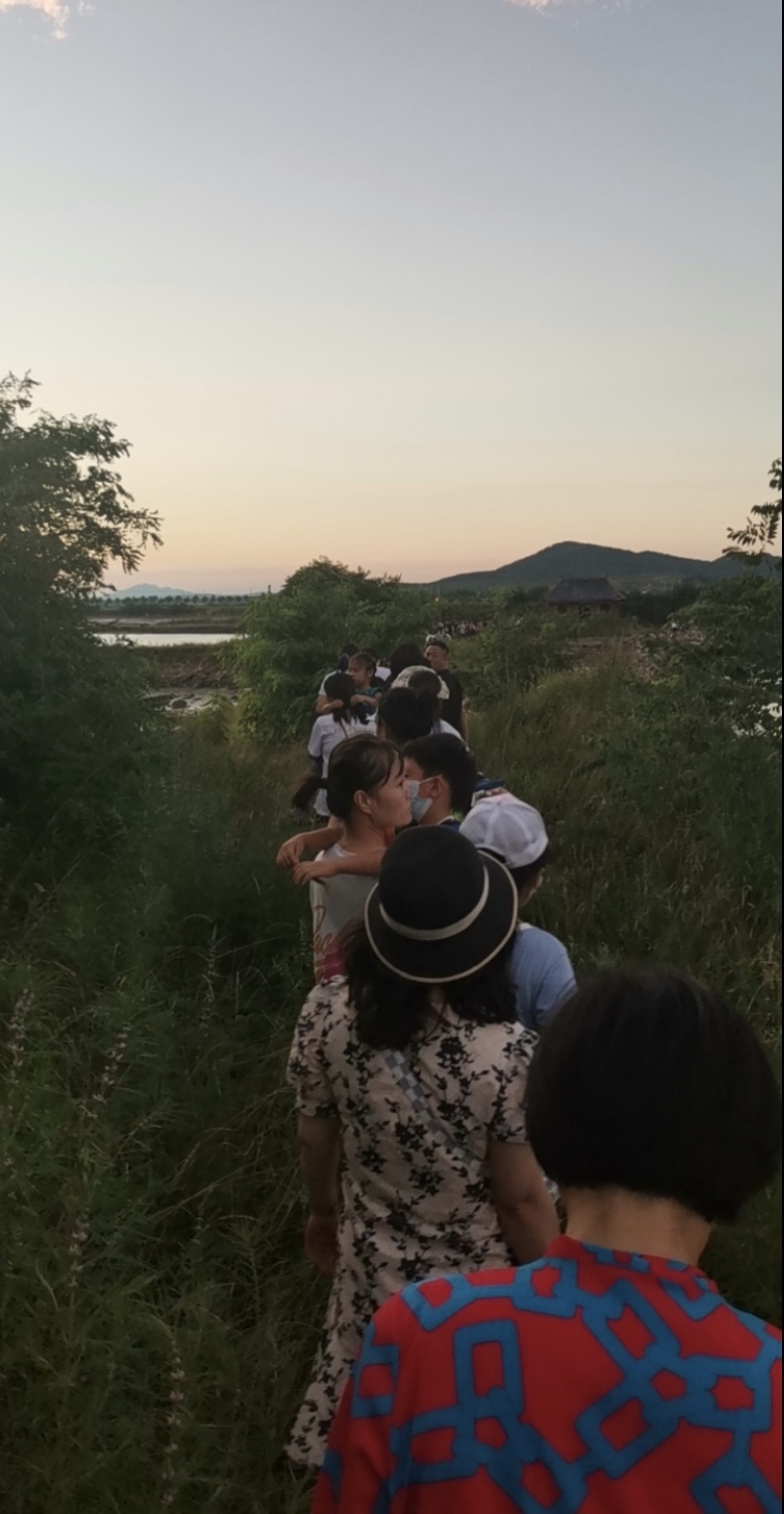 大连“网红赶海地”困住200余名游客：步行3小时撤离，最深积水到腰部