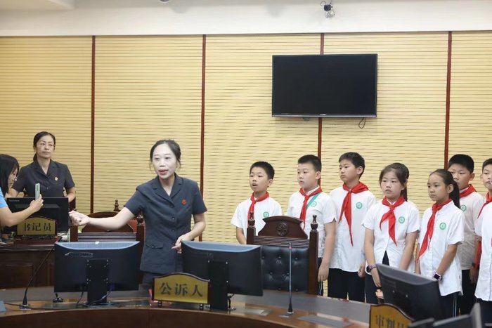 我是“小法官”!纬二路学子走进济南中院