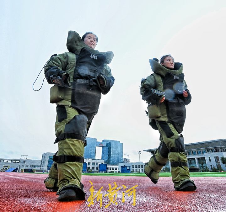 济南80后女排爆手 每天穿70斤排爆服训练4课时