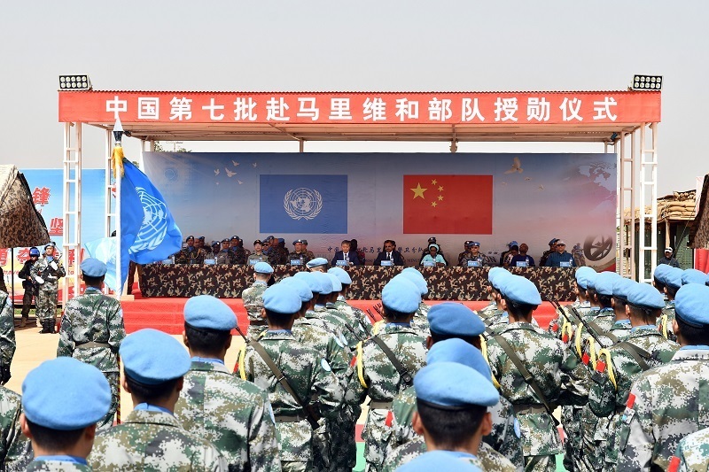 中国赴马里维和部队413名官兵被授予联合国“和平荣誉勋章”
