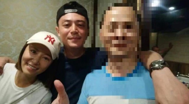 林心如与舒淇等好友聚会，霍建华陪老婆身边露搞怪笑容