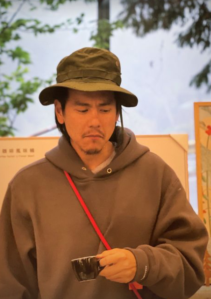 彭于晏穿搭休闲与友人出游 亲自采摘咖啡豆满足好奇心