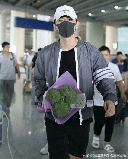 杨玏机场被送鱼|杨玏机场被送鱼是怎么回事？具体什么情况？究竟发生了什么？