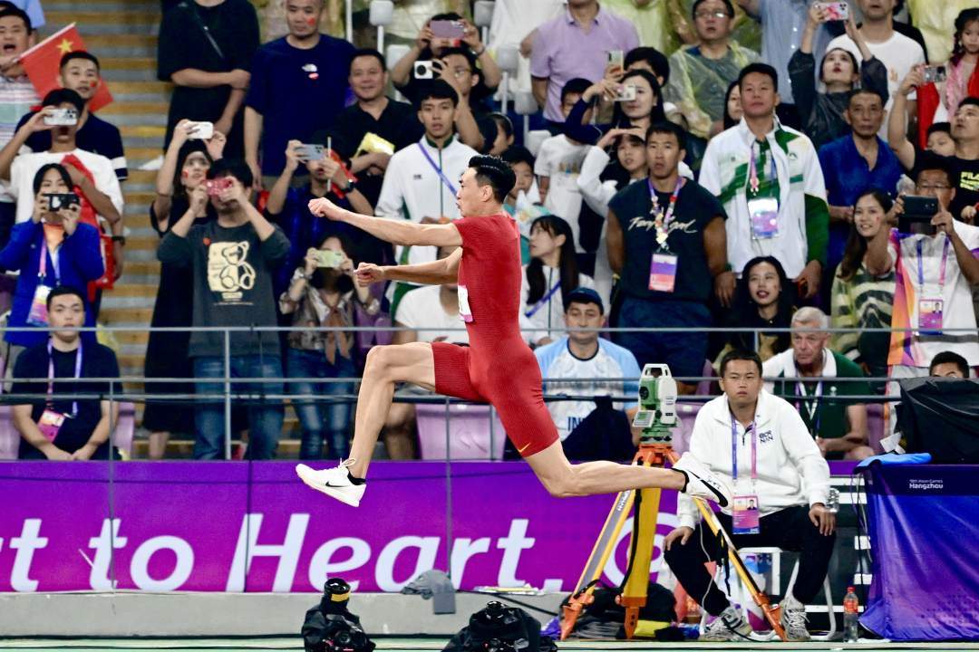 朱亚明获得男子三级跳远冠军