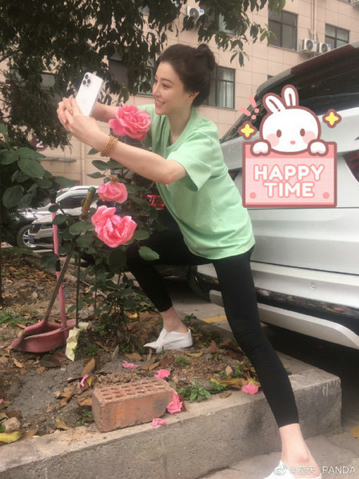 葛天晒旅游照，呆萌可爱，少女心十足