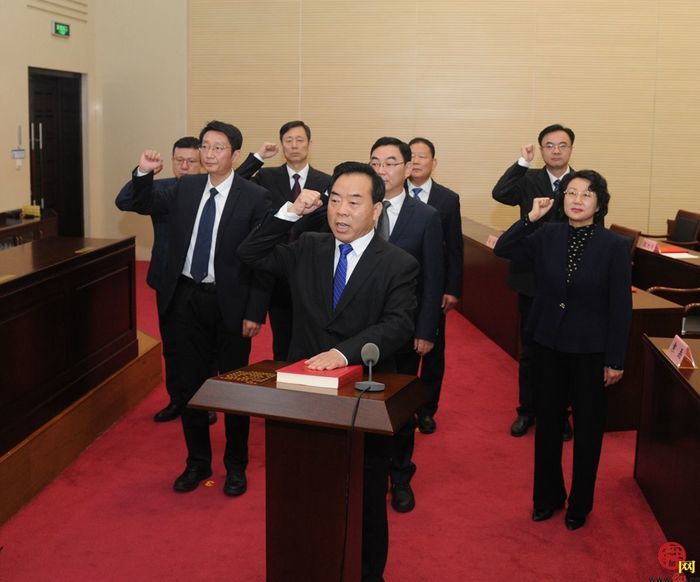 市人大常委会举行新任命人员颁发任命书和宪法宣誓仪式