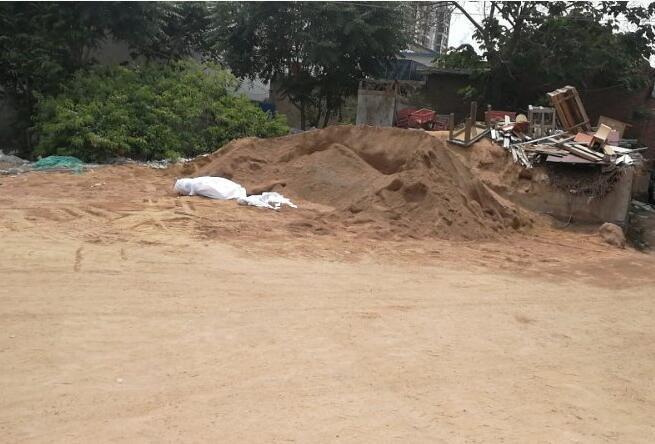 【啄木鸟在行动】天桥区黄岗路与北园高架路口向北200米路西沙土裸露