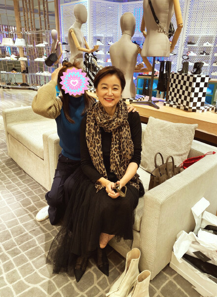 65岁林青霞近照曝光，打扮时尚气质优雅，星味十足