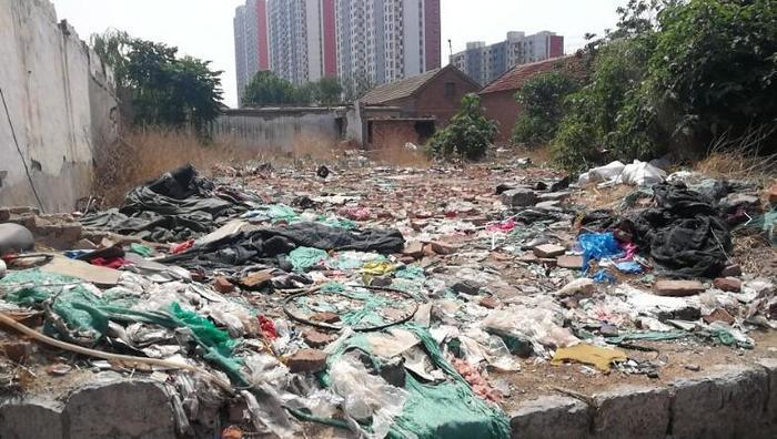 【啄木鸟在行动】槐荫区匡山大街与二环西路口往西150米附近渣土裸露