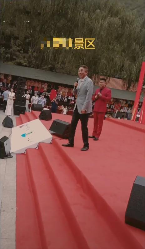 喜剧|62岁冯巩坐缆车吓得满头汗！遇路人大方合影好亲切