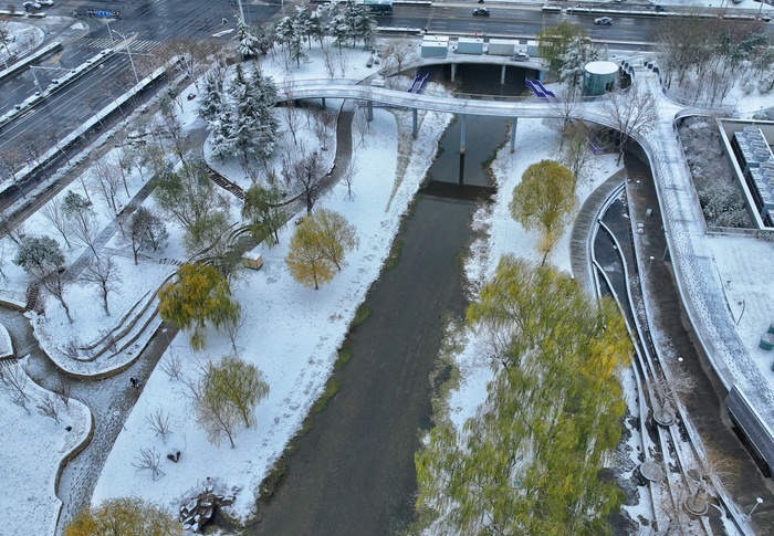 腊山河公园变身冰雪世界