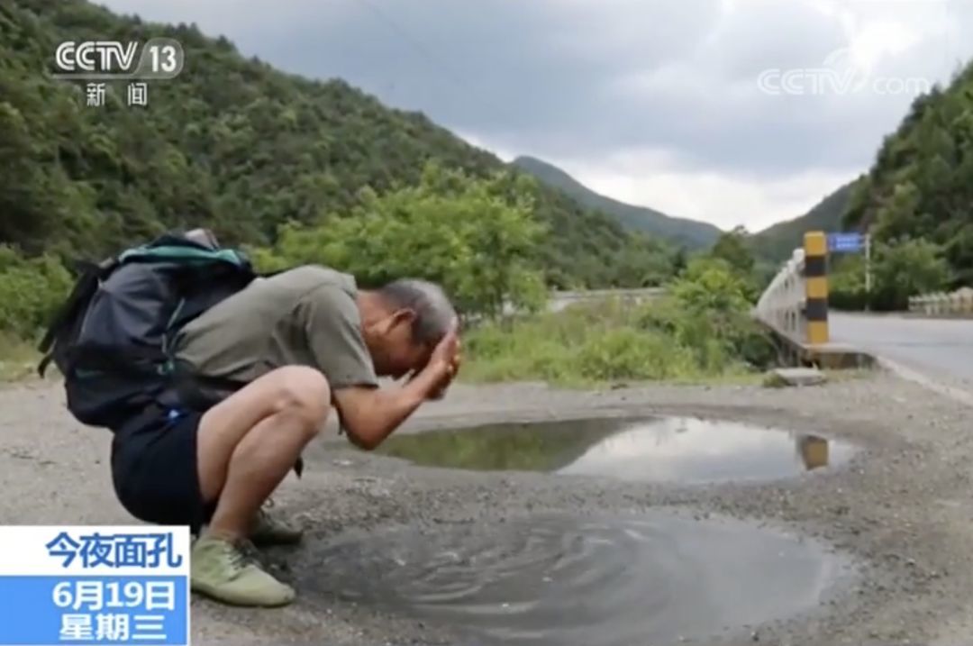感动！七旬老人贴万张寻人启事寻找老伴:余生只为找到你！