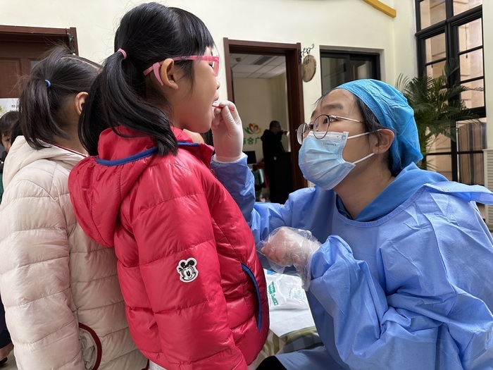 历下区百合幼教集团开展幼儿涂氟护牙活动