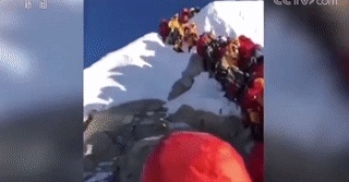 致命拥堵！ 两周十余人命丧珠峰 背后原因是什么？