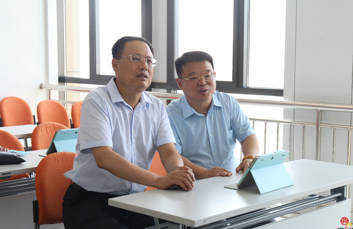 山东省委宣传部副部长、省新闻出版局、省版权局局长钟华一行到世纪金榜集团调研